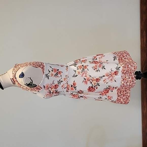 REWIND Floral Dress. Zips Up The Back With 2 Buttons. Size Small - Picture 2 of 8